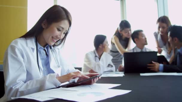 Portrait Médecin Féminin avec Collèges Médicaux Ethniques — Video