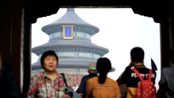 Tourists at Entrance Gate Temple of Heaven — Stock Video