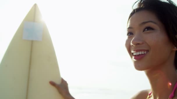 Κορίτσι εκμετάλλευση σανίδα του σερφ στην παραλία — Αρχείο Βίντεο