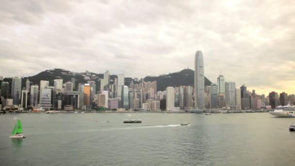 Cruiseschip op Victoria Harbour — Stockvideo