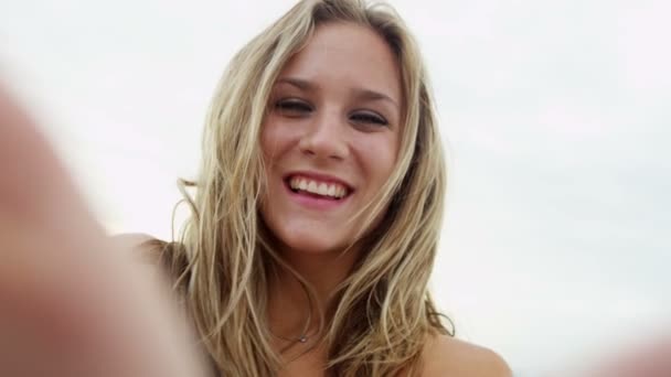 Mujer disfrutando de vacaciones de playa — Vídeo de stock