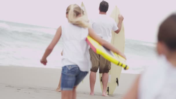 Meninas correndo para os pais assistindo ondas — Vídeo de Stock