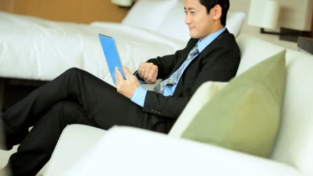 Бизнесмен в отеле с помощью планшета — стоковое видео