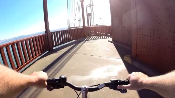 Cykla rider på Golden Gate-bron — Stockvideo