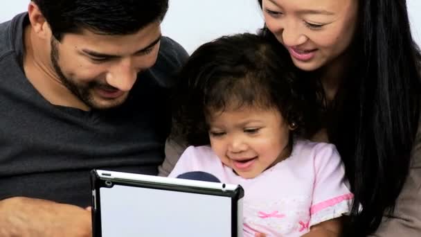 Föräldrar med dotter använder tablet — Stockvideo