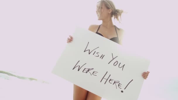 Chica en bikini sosteniendo tablero de mensajes — Vídeo de stock