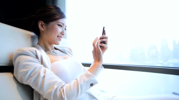Бізнес-леді в готелі за допомогою смартфона — стокове відео