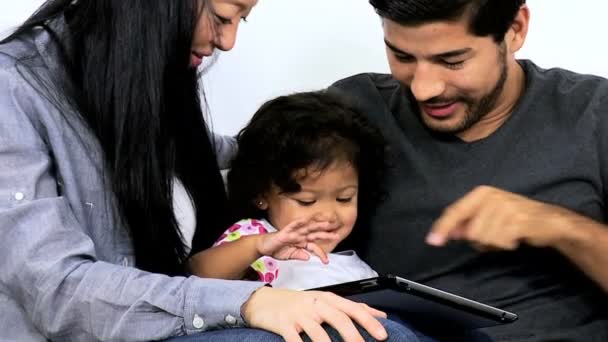 Couple playing games with daughter — Stock Video