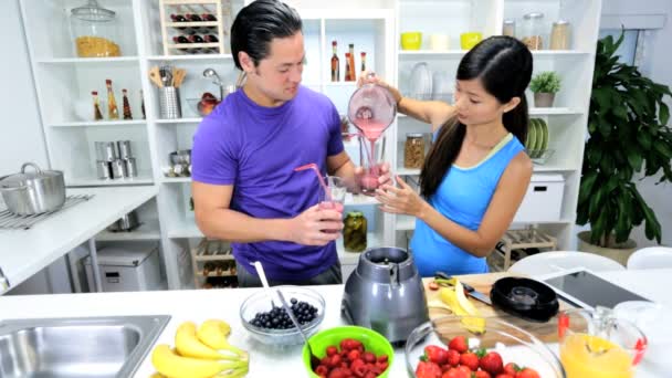 Casal derramando suco de frutas frescas — Vídeo de Stock