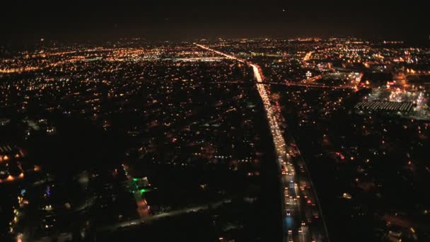 Gebouwen van de stad en voorsteden wegverkeer — Stockvideo