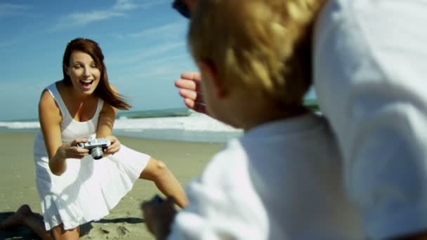 Junge mit Vater wird von Mutter fotografiert — Stockvideo