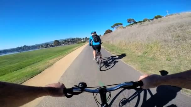 Casal andar de bicicleta ao ar livre à beira do lago — Vídeo de Stock