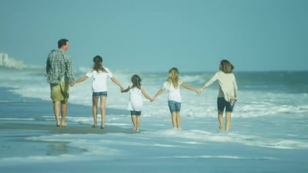 Сімейна ходьба босоніж на пляжі — стокове відео