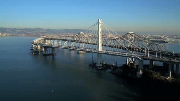 Havadan görünümü yeni Körfez Köprüsü eski Körfez Köprüsü, San Francisco — Stok video