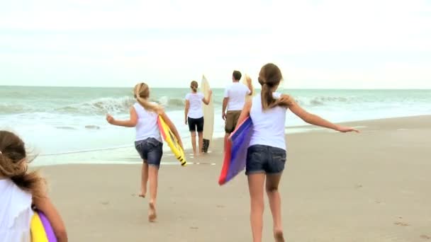 Famiglia godendo di vacanza surf — Video Stock