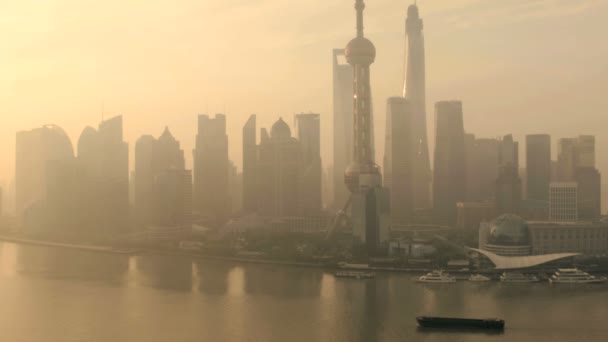 Financial district  and Oriental Pearl Tower at sunset — Stock Video