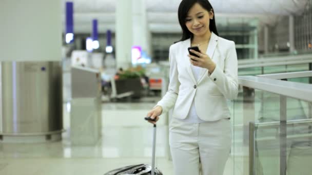 Mujer de negocios asiática en terminal de aeropuerto — Vídeo de stock