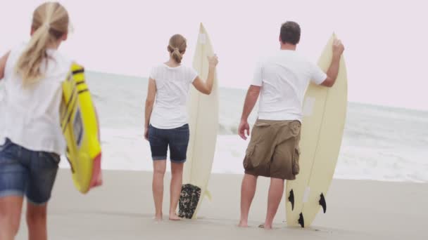 Lányok, a szülők, néz a hullámok fut — Stock videók