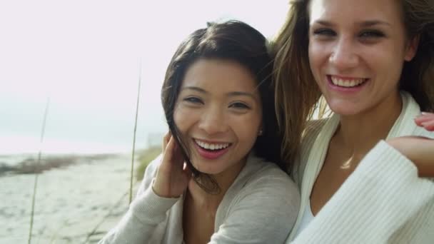 Lachende vrouwen genieten van strandvakantie — Stockvideo