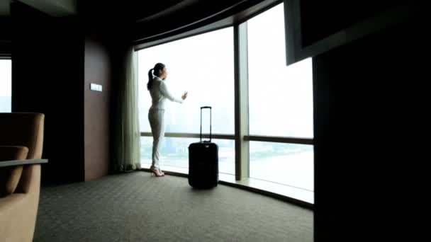 Affärskvinna i hotellet som tittar på stadsbilden — Stockvideo