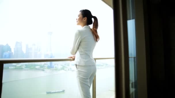 Businesswoman on balcony viewing cityscape — Stock Video