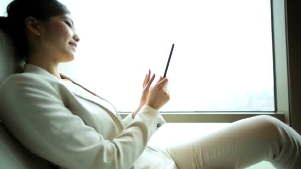Businesswoman in hotel with tablet — Stock Video
