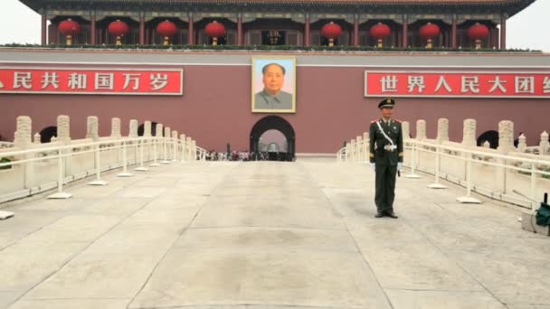 Охранник у башни Тяньаньмэнь — стоковое видео