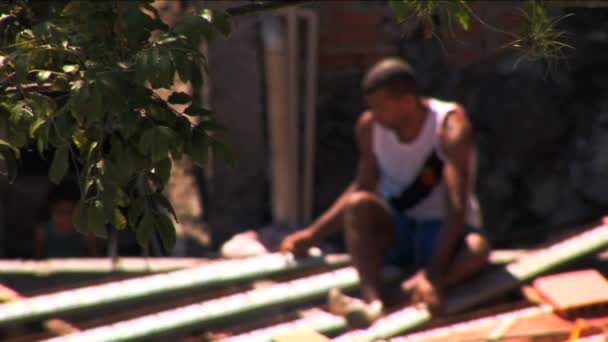Rozmazaný pohyb mužské pracovník v favela městské bydlení — Stock video