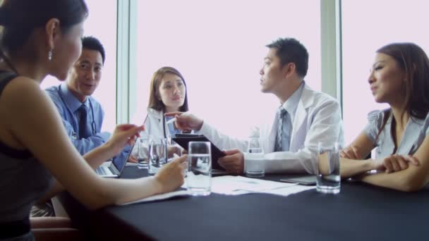 Jóvenes ejecutivos médicos chinos asiáticos discutiendo futuros objetivos — Vídeos de Stock