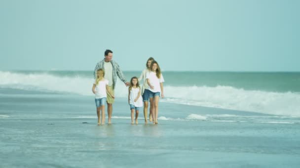 Pais com filhas andando na praia — Vídeo de Stock