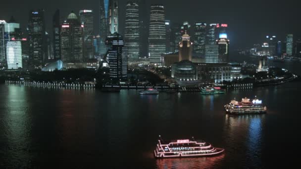 Edifícios da cidade e barcos turísticos iluminados — Vídeo de Stock