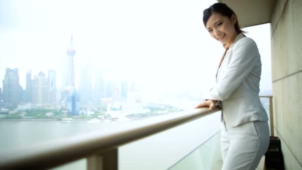 Mujer de negocios en balcón viendo paisaje urbano — Vídeo de stock