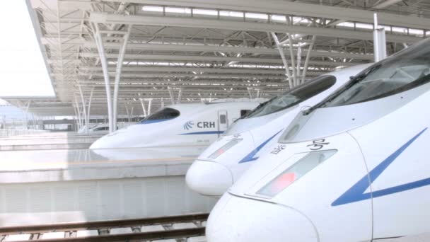 Superszybkich pociągów w Shanghai Hongqiao Railway Station — Wideo stockowe