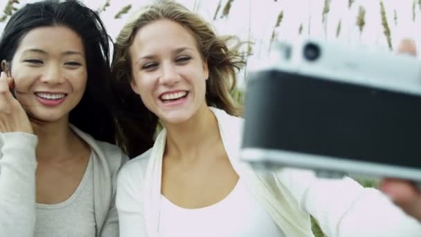 Vrouwen met camera op strandvakantie — Stockvideo