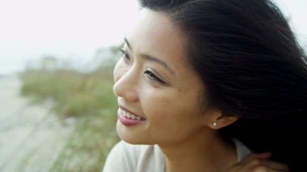 Woman outdoor smiling to camera — Stock Video