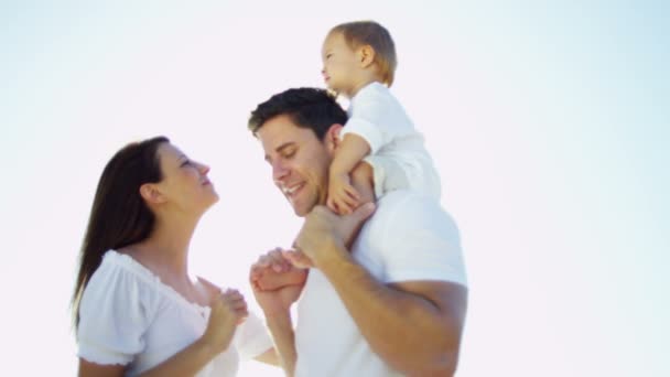 Parents with son on beach vacation — Stock Video