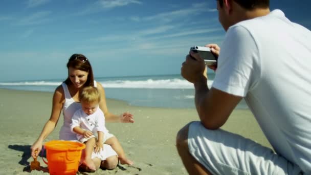 Father photographing boy with mom — Stock Video