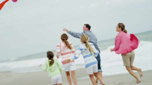 Keluarga dengan layang-layang di pantai — Stok Video