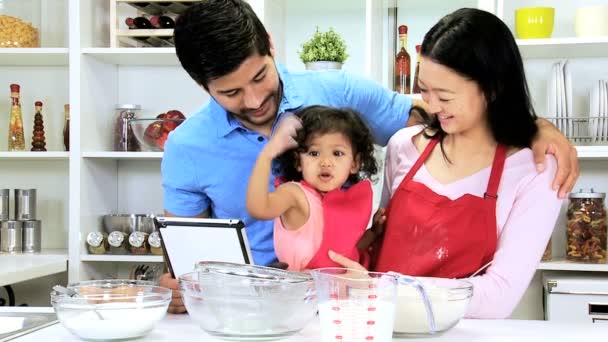 Pareja con hija en casa cocina — Vídeos de Stock