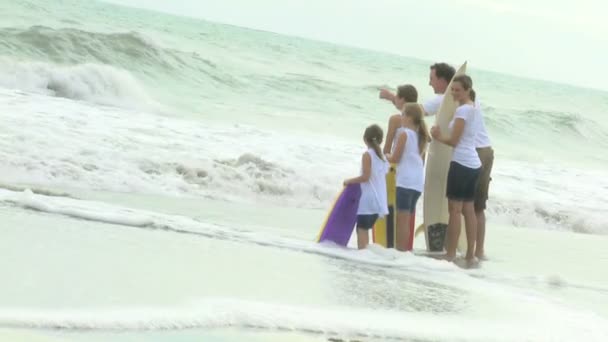 Pais e filhas na praia — Vídeo de Stock