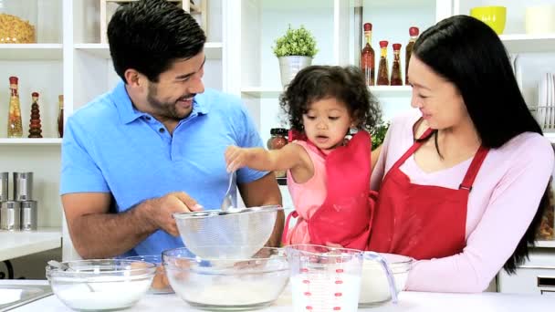 Casal com bebê filha na cozinha — Vídeo de Stock