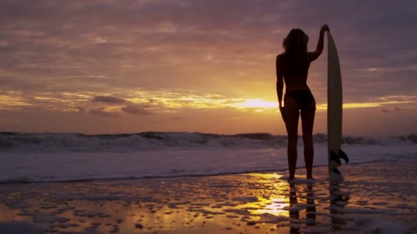 Mujer en la playa al atardecer — Vídeo de stock