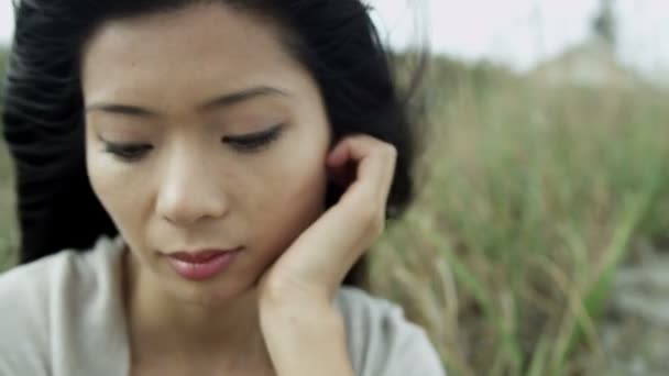 Азиатка на улице выглядит несчастной — стоковое видео