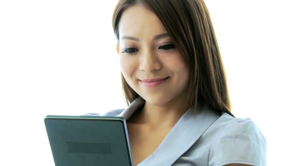 Geschäftsfrau mit Touchscreen-Tablet — Stockvideo