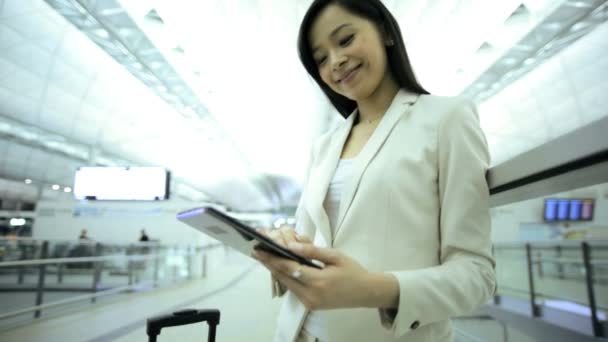 Donna d'affari in aeroporto utilizzando tablet — Video Stock