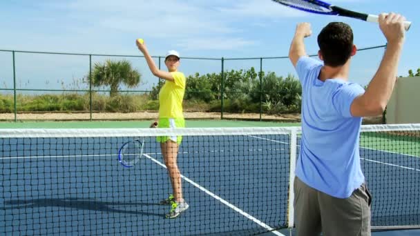 Parceiros de tênis praticando balanço de raquete — Vídeo de Stock