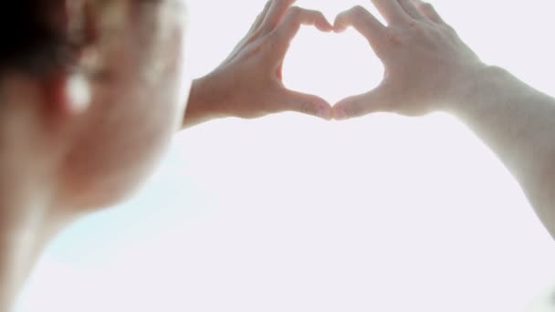 Hombre haciendo símbolo de forma de corazón — Vídeos de Stock