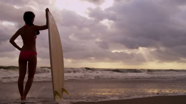Mulher com prancha observando ondas — Vídeo de Stock