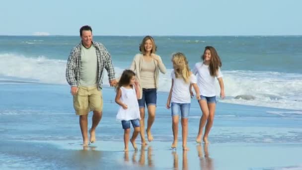 Padres con hijas en la playa — Vídeos de Stock