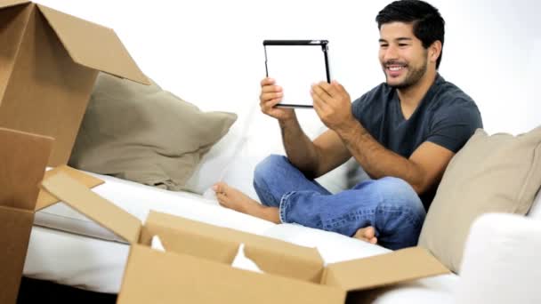 Człowiek na kanapie przy użyciu tabletu — Wideo stockowe